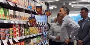 "Έφοδος" Μητσοτάκη - Σκρέκα σε σούπερ μάρκετ για τα ταμπελάκια της Μόνιμης Μείωσης Τιμής 